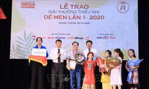 Ủy viên Trung ương Đảng, Tổng Giám đốc Thông tấn xã Nguyễn Đức Lợi trao Giải "Hiệp sĩ Dế mèn" cho nhà văn Nguyễn Nhật Ánh, tác giả truyện dài "Làm bạn với bầu trời". Ảnh: Thành Đạt - TTXVN