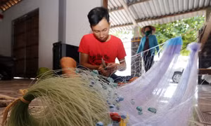 Nhờ vốn vay ưu đãi Chương trình hộ sản xuất kinh doanh vùng khó khăn, gia đình bà Trần Thị Gái ở xã Vạn Thạnh, huyện Vạn Ninh có điều kiện mua sắm ngư cụ đánh bắt hải sản, làm lồng bè nuôi cá, cho hiệu quả cao. Ảnh: Trần Việt - TTXVN