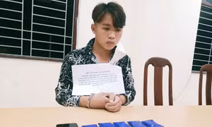 Đối tượng Hờ A Ly cùng tang vật. Ảnh: qdnd.vn