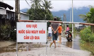 Phú Yên: Mưa lớn kéo dài, nhiều nơi tại huyện Tây Hòa ngập sâu trong nước