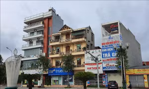  Nhiều cửa hàng không thiết yếu đã tự giác treo biển đóng cửa, hoặc bán mang về, không giao dịch trực tiếp. Ảnh: Danh Lam-TTXVN