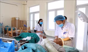 Bác sĩ kiểm tra cho bệnh nhân phẫu thuật sọ não tại Bệnh viện đa khoa huyện Mộc Châu, tỉnh Sơn La. Ảnh: Hữu Quyết - TTXVN