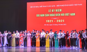 100 nghệ sỹ đại diện cho thế hệ trẻ tại chương trình. Ảnh: Tuấn Đức - TTXVN