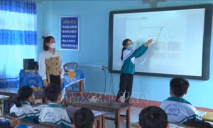 Học sinh Trường tiểu học Trần Phú, xã Tân An, huyện Đăk Pơ trong giờ tại phòng học thông minh. Ảnh: Hoài Nam - TTXVN