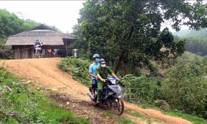 Lực lượng chức năng đi tuyên truyền để người dân hiểu và từ bỏ tổ chức bất hợp pháp Dương Văn Mình. Ảnh: Vũ Quang – TTXVN