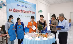 Các đội tham gia hội thi nấu các món ăn từ tàu hũ ky. Ảnh: Lê Thúy Hằng - TTXVN