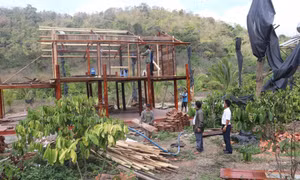 Tháo dỡ một căn nhà được làm trên đất nông nghiệp ở xã Ea Kao. Ảnh: baodaklak.vn