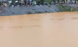 Nước lũ dâng cao bất ngờ, cuốn trôi hai học sinh ở Lương Sơn