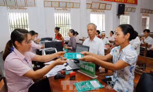 Giao dịch cho vay ưu đãi tại Ngân hàng Chính sách Xã hội. Ảnh: Trần Việt - TTXVN
