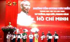 Phó Chủ tịch Thường trực UBND tỉnh Lai Châu Tống Thanh Hải tặng Bằng khen cho các tập thể tiêu biểu trong học tập và làm theo tư tưởng, đạo đức, phong cách Hồ Chí Minh năm 2023. Ảnh: Việt Hoàng-TTXVN