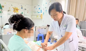 Bé gái 5 tháng tuổi bị hoại tử buồng trứng do bệnh lý thường gặp ở trẻ