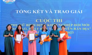 Ngày 22/9/2023, Hội Liên hiệp Phụ nữ tỉnh Bình Định tổ chức khai mạc Ngày hội phụ nữ khởi nghiệp năm 2023 với chủ đề “Phụ nữ Bình Định khởi nghiệp đổi mới sáng tạo - Phát huy tài nguyên bản địa”. Trong ảnh: Trao Giấy chứng nhận cho các ý tưởng đạt giải Cu