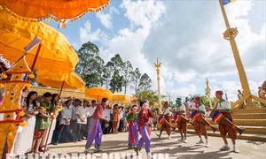 Trong lễ rước đại lịch và các nghi thức diễu hành trong các lễ hội của đồng bào Khmer, thường có nhóm múa Chhay-dăm và người dẫn đầu đeo mặt nạ, múa mở đường. Ảnh: Bảo Long