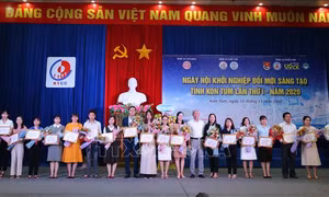 Ban tổ chức trao Giấy chứng nhân cho các đơn vị tham gia dự thi tại Ngày hội. Ảnh: Khoa Chương – TTXVN
