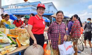 Ấm áp "Phiên chợ Tết nhân ái" 