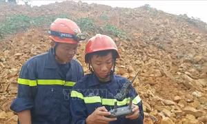 Lực lượng cứu hộ vào khu vực thủy điện Rào Trăng 3 để tìm kiếm những người mất tích. Ảnh: TTXVN phát