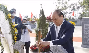 Chủ tịch nước Nguyễn Xuân Phúc dâng hương tại Khu mộ chí sỹ yêu nước Huỳnh Thúc Kháng
