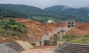 Tình trạng sạt trượt đất gây ảnh hưởng đến cụm công trình đầu mối của dự án hồ chứa nước Đông Thanh (huyện Lâm Hà, tỉnh Lâm Đồng) khiến nhiều hạng mục bị nghiêng, nứt, dịch chuyển, đẩy nổi… so với ban đầu. Ảnh: TTXVN phát