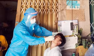 Cán bộ y tế lấy mẫu xét nghiệm người dân bản Chăm Puông, xã Lượng Minh, huyện Tương Dương, Nghệ An. Ảnh: TTXVN
