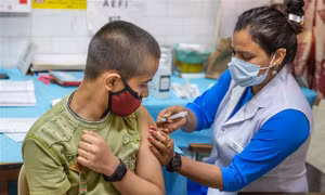 Nhân viên y tế tiêm vaccine phòng COVID-19 cho trẻ em tại New Delhi, Ấn Độ. Ảnh: THX/ TTXVN 