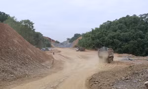 Thi công Dự án đường nối quốc lộ 37, quốc lộ 32C với cao tốc Nội Bài - Lào Cai. Ảnh: Việt Dũng - TTXVN