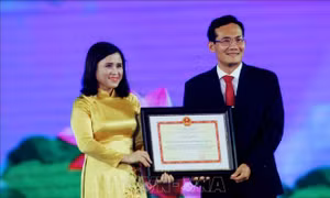 Tặng Bằng khen của Bộ Văn hóa, Thể thao và Du lịch cho Sở Văn hóa, Thể thao và Du lịch thành phố Cần. Ảnh: Ánh Tuyết - TTXVN