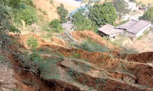 Vết sạt lớn trên đồi gây ảnh hưởng đến điểm trường bản Poọng thuộc Trường mầm non Hiền Kiệt. (Ảnh do Trường mầm non Hiền Kiệt cung cấp/baothanhhoa.vn)