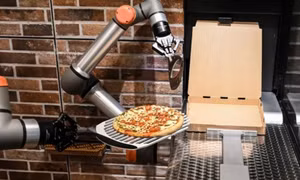 Robot Pazzi tự động làm bánh pizza. Ảnh: AFP