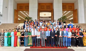 Phó Thủ tướng Vũ Đức Đam tặng quà cho các thầy cô trong buổi gặp mặt. Ảnh: Minh Đức - TTXVN