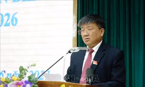 Tân Chủ tịch HĐND tỉnh Điện Biên Lò Văn Phương phát biểu tại Kỳ họp. Ảnh: Xuân Tư - TTXVN