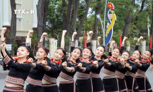 Hơn 1.000 nghệ nhân dân tộc thiểu số "khoe sắc" tại Lễ hội đường phố ở Kon Tum
