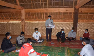 Buổi họp chi bộ thôn Đăk Nớ, xã Đăk Nhoong (huyện Đăk Glei, tỉnh Kon Tum). Ảnh: baokontum.com.vn