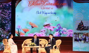Ông Đỗ Quang Vinh- Đại diện Ngân hàng SHB - đơn vị đồng hành cùng Quỹ Bảo trợ trẻ em Việt Nam tham gia giao lưu tại chương trình. Ảnh: Hoàng Hiếu - TTXVN