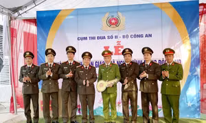 Đại diện lãnh đạo các đơn vị Cụm thi đua số II - Bộ Công an và Công an tỉnh Lai Châu trao chìa khóa nhà “Nghĩa tình đồng đội” cho Đại úy Vừ A Di. Ảnh: Việt Hoàng - TTXVN