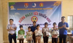 Mang Tết thiếu nhi sớm đến với trẻ em nghèo biên giới Lai Châu