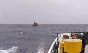 Tàu kiểm ngư 467 đang lai dắt tàu cá BĐ 98658 TS và 11 thuyền viên trên tàu về đất liền. Ảnh minh họa: TTXVN phát