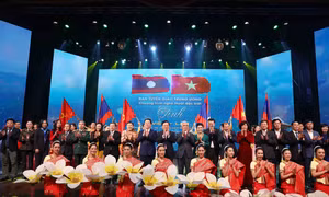 Phó Thủ tướng Thường trực Phạm Bình Minh với các đại biểu tại Chương trình nghệ thuật đặc biệt "Tình Việt - Lào". Ảnh: Phạm Kiên – TTXVN