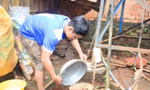 Người dân huyện biên giới Bù Gia Mâp chủ động xử lý dụng cụ chứa, đọng nước, không để muỗi sinh sản. Ảnh: K GỬIH - TTXVN