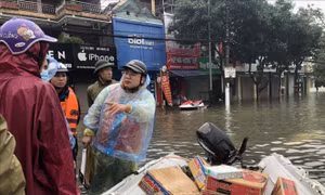 Anh Trần Văn Hậu, đại diện nhóm Thiện tâm Cương Gián (huyện Nghi Xuân, Hà Tĩnh) cho biết, nhóm đi xuồng đến những điểm người dân bị cô lập, không thể ra ngoài được để cứu trợ hàng ăn bao gồm: mì tôm, sữa, lương khô… Ảnh: Hoàng Ngà - TTXVN