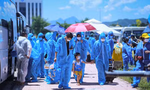 Các lao động từ Bắc Giang được trở về địa phương tiếp tục thực hiện các quy trình phòng chống COVID-19 an toàn. Ảnh: Trọng Đạt - TTXVN 