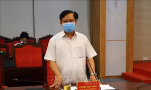 Ông Phạm Văn Thủy, Phó Chủ tịch UBND tỉnh Sơn La, Phó Trưởng Ban Chỉ đạo phòng, chống dịch COVID-19 tỉnh Sơn La phát biểu tại cuộc họp. Ảnh: Hữu Quyết - TTXVN