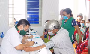 Các y, bác sỹ thuộc Bộ Chỉ huy Quân sự tỉnh Đắk Nông khám bệnh cho nhân dân vùng biên giới. Ảnh: Ngọc Minh – TTXVN