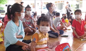 Các em nhỏ ở chùa Thanh Sơn, xã Cam Hải Đông, huyện Cam Lâm, tỉnh Khánh Hòa vui trung thu với bánh kẹo và lồng đèn. Ảnh: Phan Sáu - TTXVN