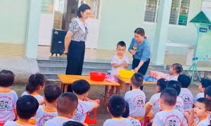 Một trường mầm non ở huyện Phú Tân hướng dẫn trẻ cách vệ sinh phòng trị bệnh mắt đỏ. Ảnh: nhandan.vn