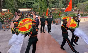 Các đại biểu dâng hoa và thăm quan các hiện vật chiến tranh tại khuôn viên Tượng đài Chiến thắng Đắk Tô - Tân Cảnh (Kon Tum). Ảnh: Khoa Chương - TTXVN