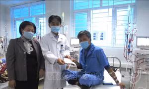 Các bệnh nhân chạy thận nhân tạo có hoàn cảnh khó khăn xúc động trước tình cảm và món quà ý nghĩa mà Hội Bảo trợ bệnh nhân nghèo tỉnh Quảng Bình và các nhà hảo tâm trao tặng. Ảnh: Võ Dung - TTXVN