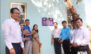 Các đại biểu dự khánh thành, bàn giao công trình “Nhà vệ sinh cho em” cho Trường Mẫu giáo Phước Thái (huyện Ninh Phước, tỉnh Ninh Thuận) hôm 14/1/2023. Ảnh: baoninhthuan.com.vn