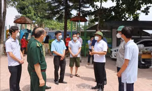 Bí thư Tỉnh ủy Điện Biên Nguyễn Văn Thắng trao đổi công việc với các thành viên trong đoàn công tác cùng thầy cô trường Trường Phổ thông dân tộc bán trú Tiểu học Phìn Hồ. Ảnh: Xuân Tiến – TTXVN