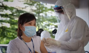Huy động nguồn lực để sớm có vaccine phòng COVID-19 tiêm đại trà, tạo miễn dịch cộng đồng