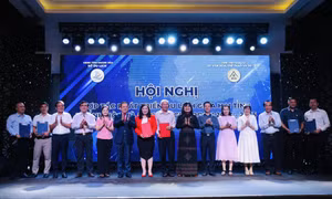 Sở Du lịch Khánh Hòa và Sở VHTT-DL Đắk Lắk và doanh nghiệp du lịch 2 tỉnh trao biên bản ký kết hợp tác trước sự chứng kiến của lãnh đạo 2 tỉnh. Ảnh: baokhanhhoa.vn